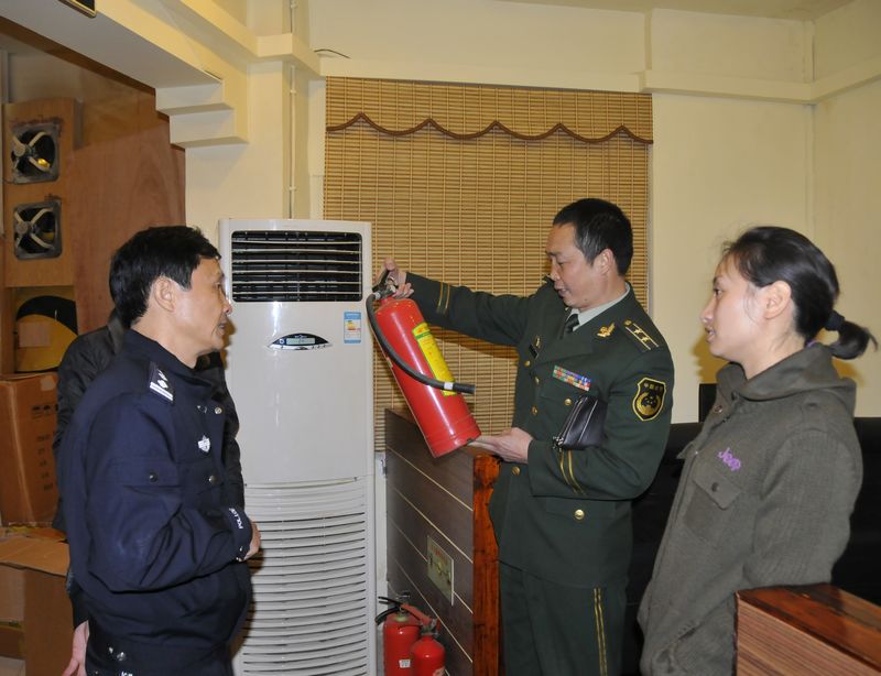 联合检查网吧消防安全.jpg
