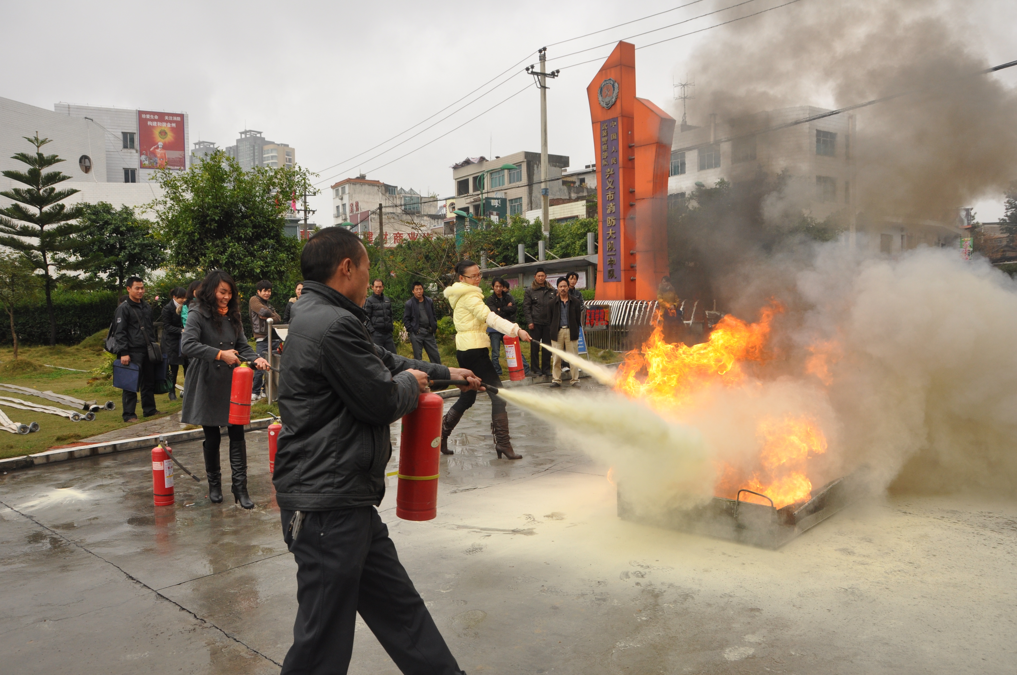 黔西南支队组织200余名易燃易爆场所从业人员集中学习消防安全知识2.JPG