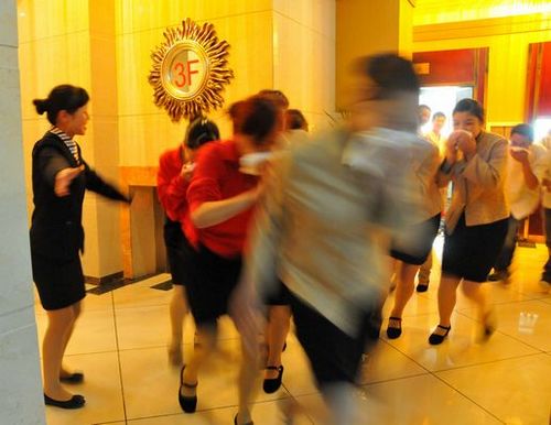 一品酒楼组织人员疏散逃生演练(刘永松 摄).JPG