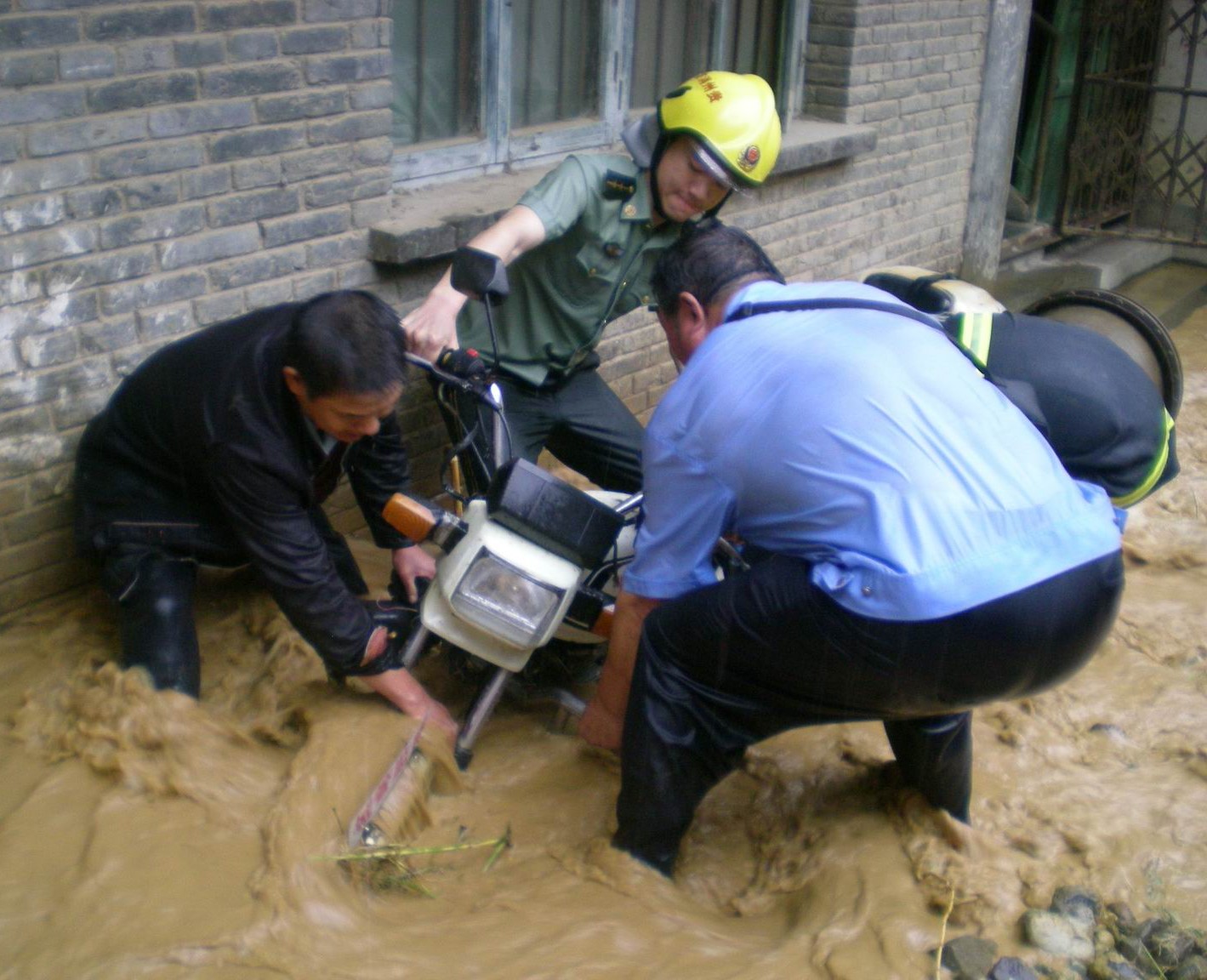 山洪暴发淹没房屋 册亨消防紧急出动疏散被困群众35人6.JPG