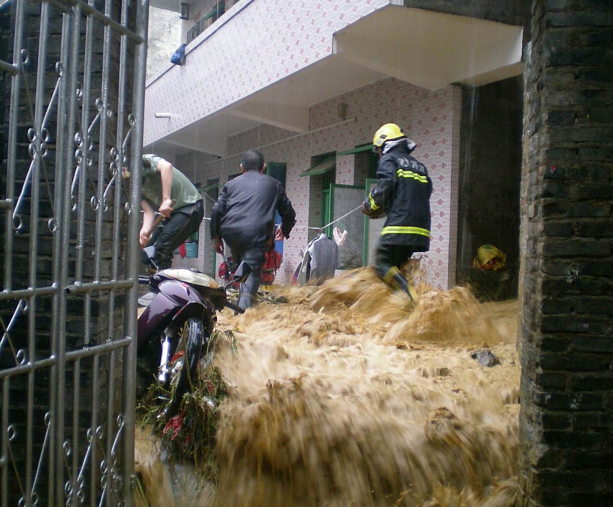 山洪暴发淹没房屋 册亨消防紧急出动疏散被困群众35人3.JPG