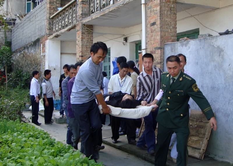 消防官兵与群众联合抬运伤员.jpg