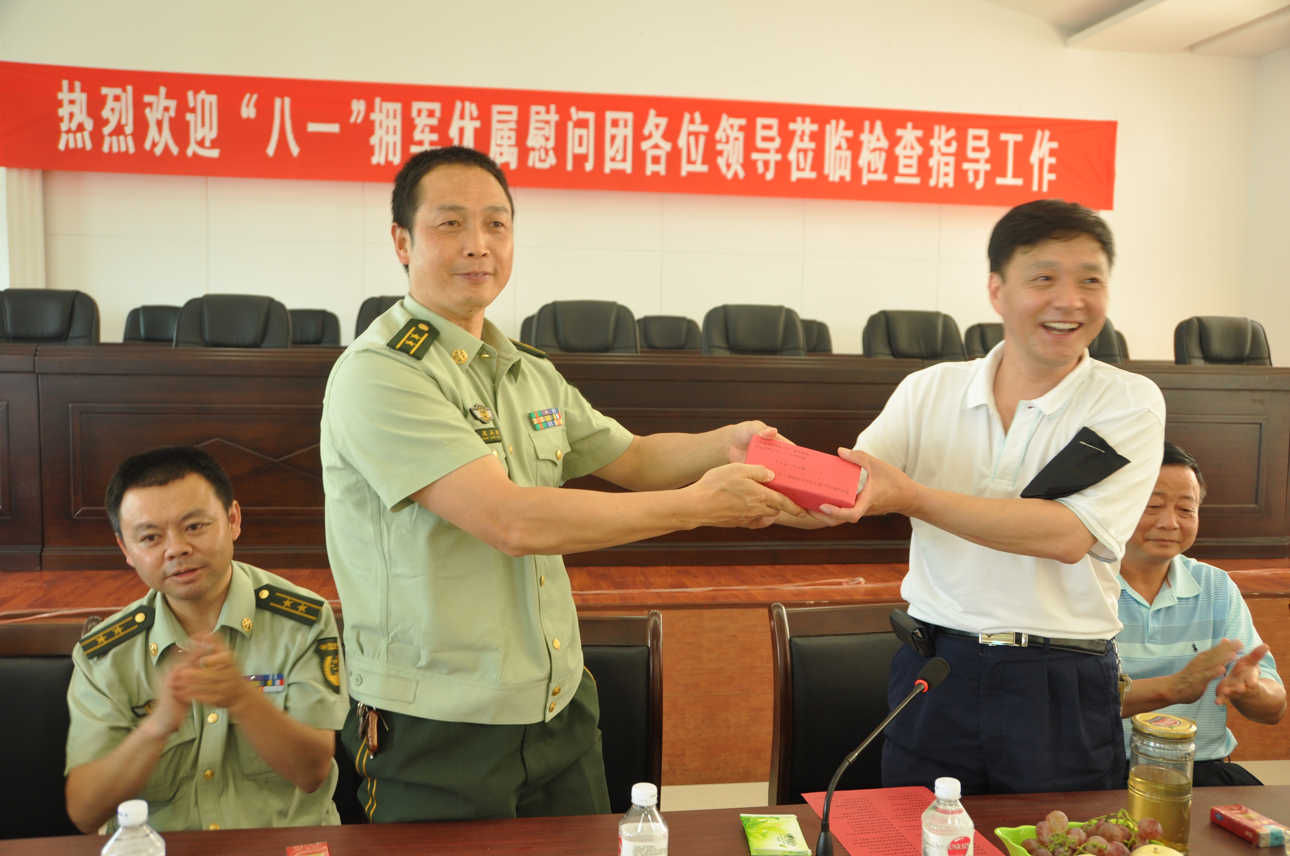 黔西南州工商局、州个体协会率40家企事业单位“八•一”前夕联合慰问消防官兵4.JPG