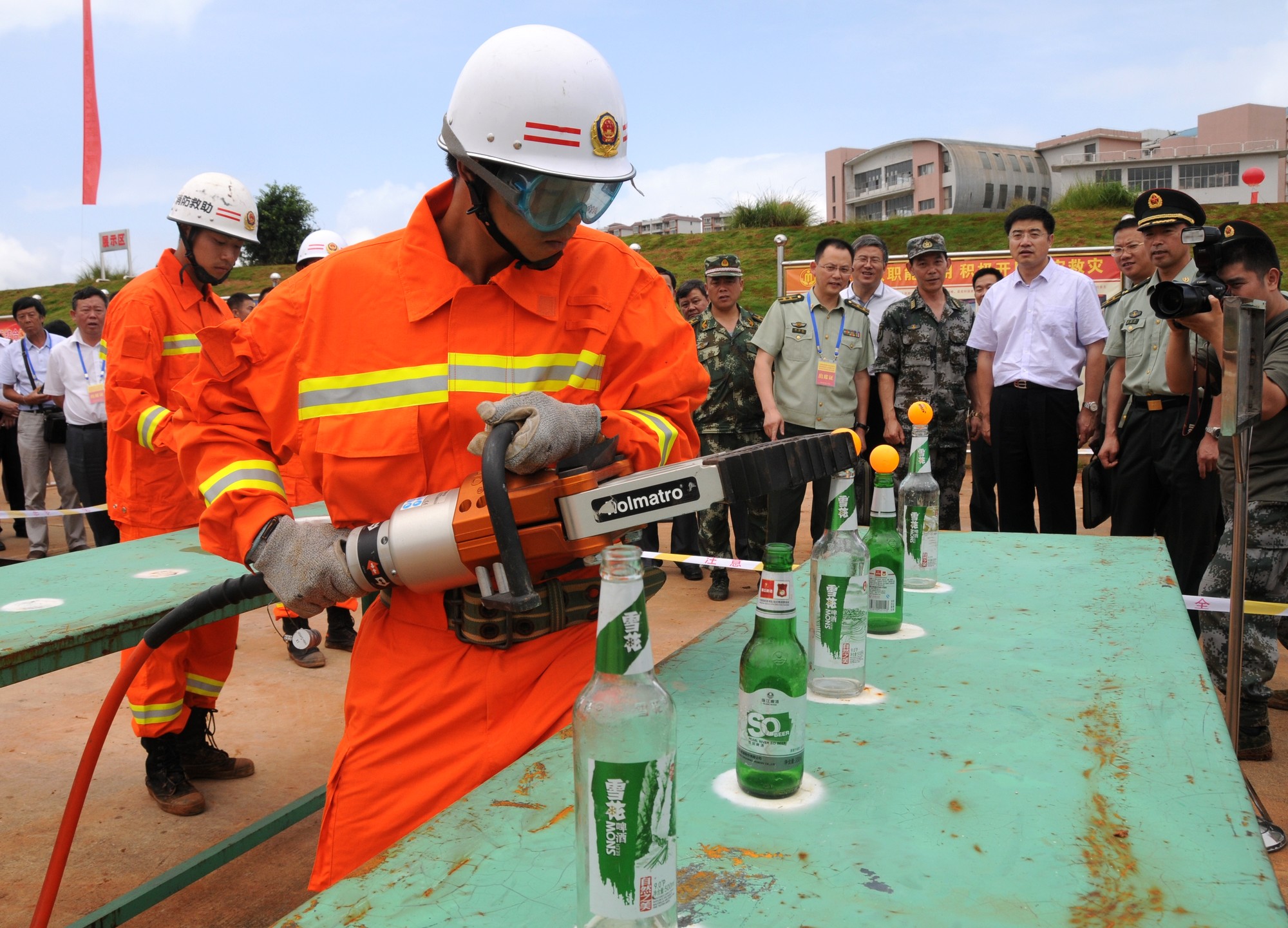 05 消防特勤官兵现场进行破拆工具搬运啤酒瓶乒乓球表演.JPG