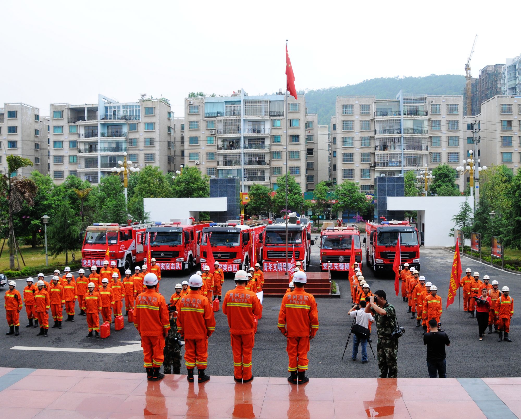 黔西南消防支队抗旱送水出征仪式(刘永松 摄) (1).JPG