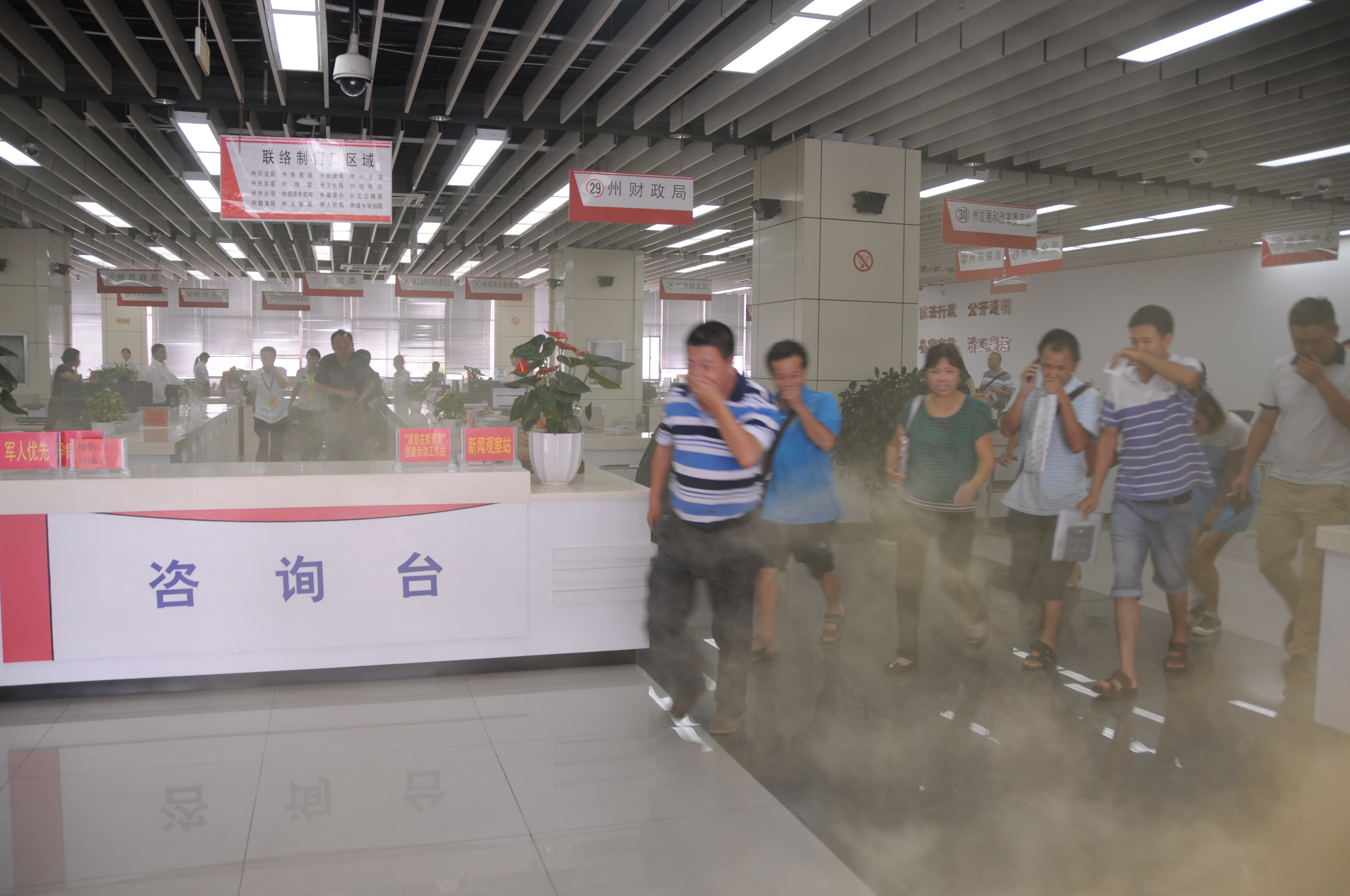 2 黔西南州政务服务中心开展“生命体验”活动.jpg